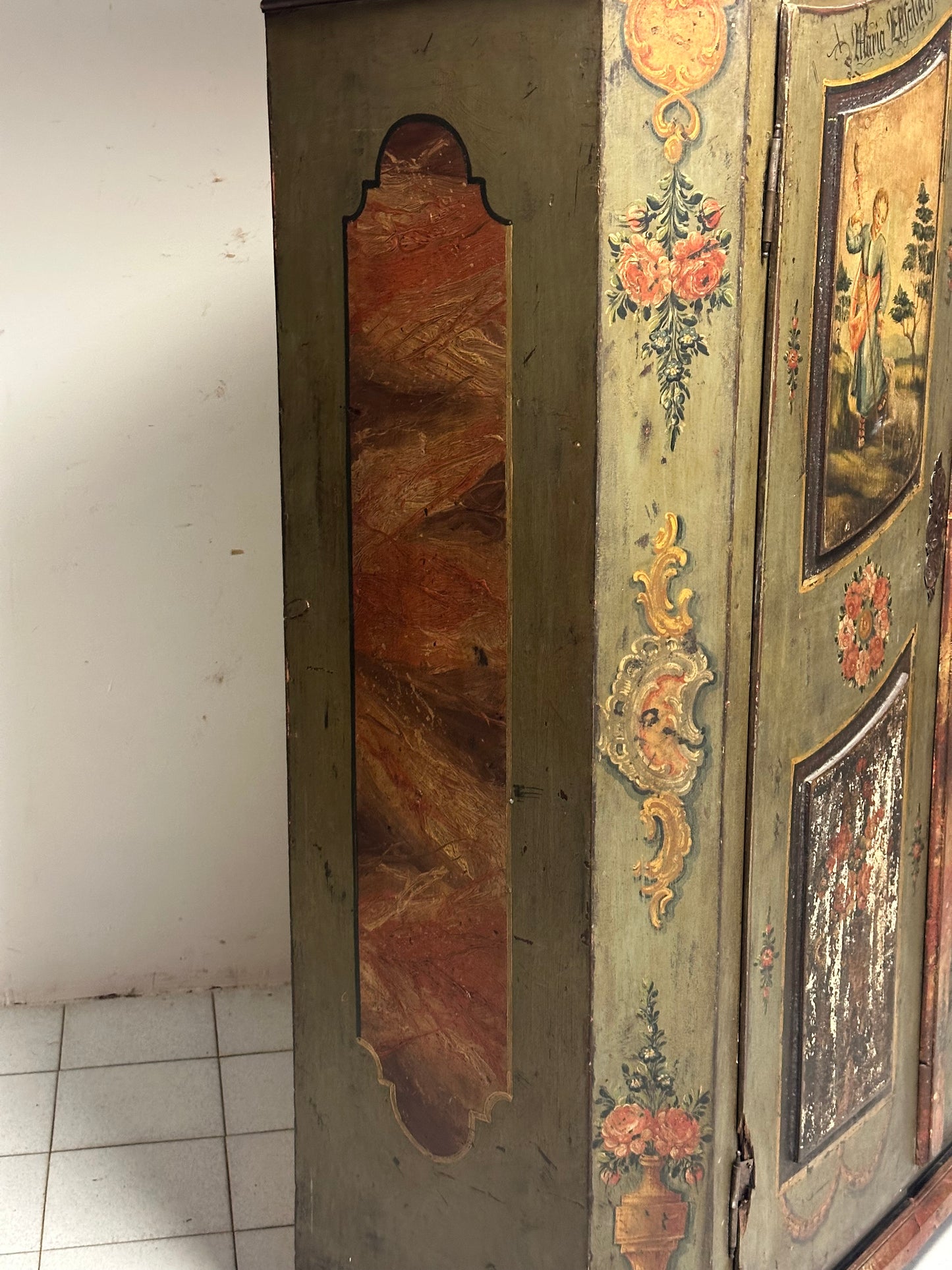 Armadio dipinto laccato tirolese con cappello a gendarme
epoca metà 700.
