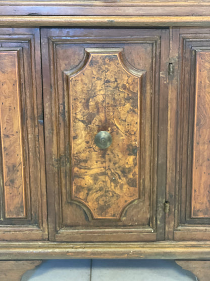 Mobiletto una porta con cassetto . XVII secolo