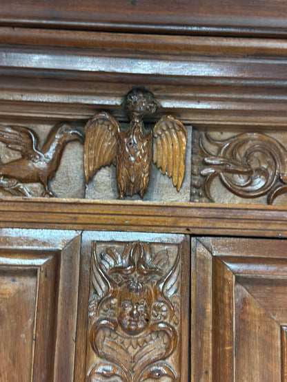 Credenza doppio corpo scolpita . Lombardia XVII secolo