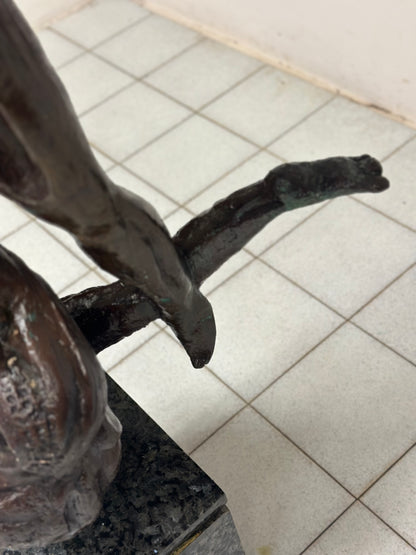 Scultura in bronzo patinato Fanciulla al vento . XX secolo altezza 174 cm