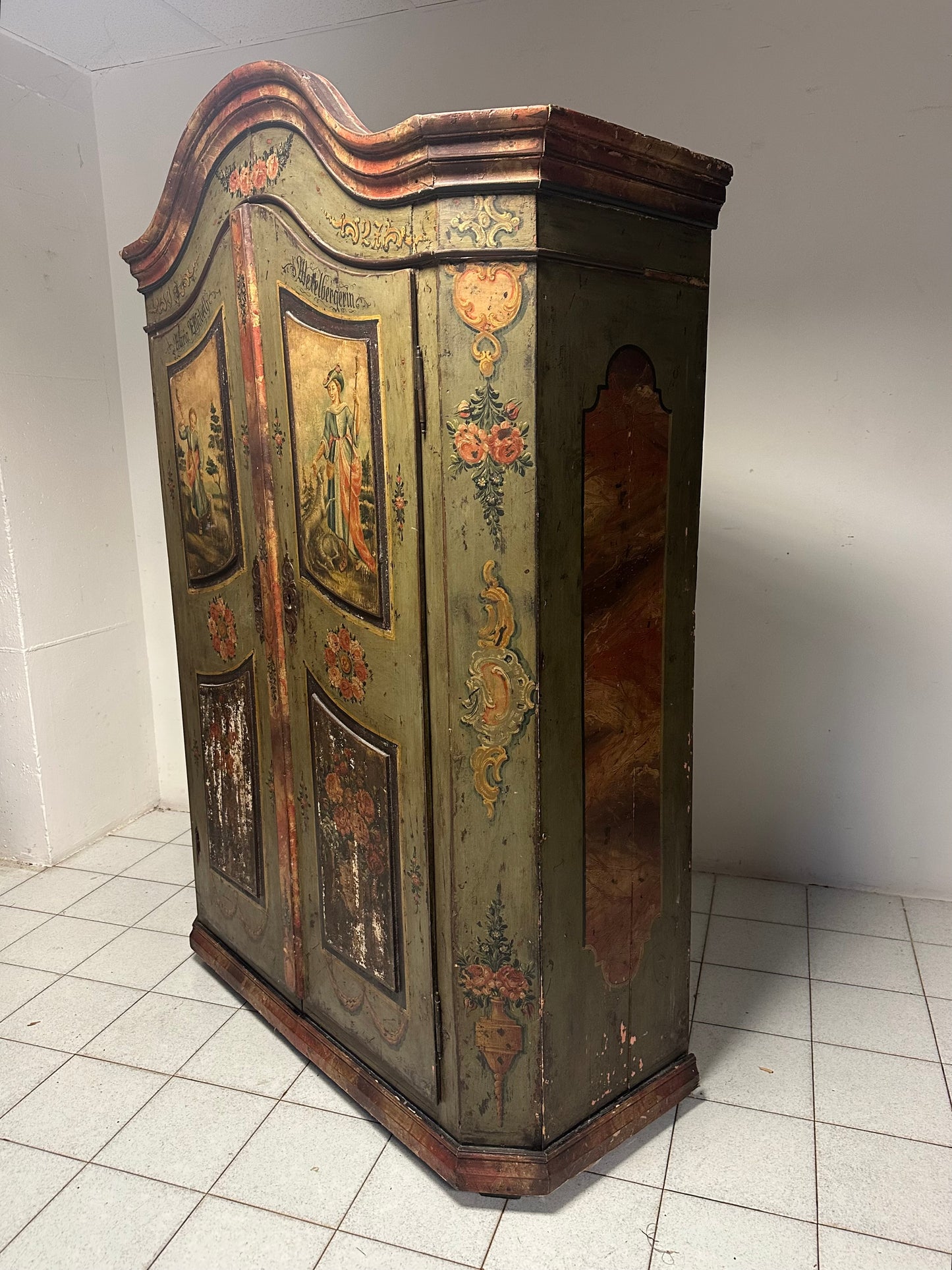 Armadio dipinto laccato tirolese con cappello a gendarme
epoca metà 700.