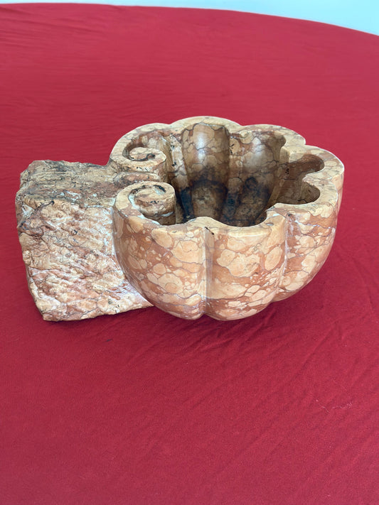 Acquasantiera con forma a conchiglia fine 800 marmo rosso Verona