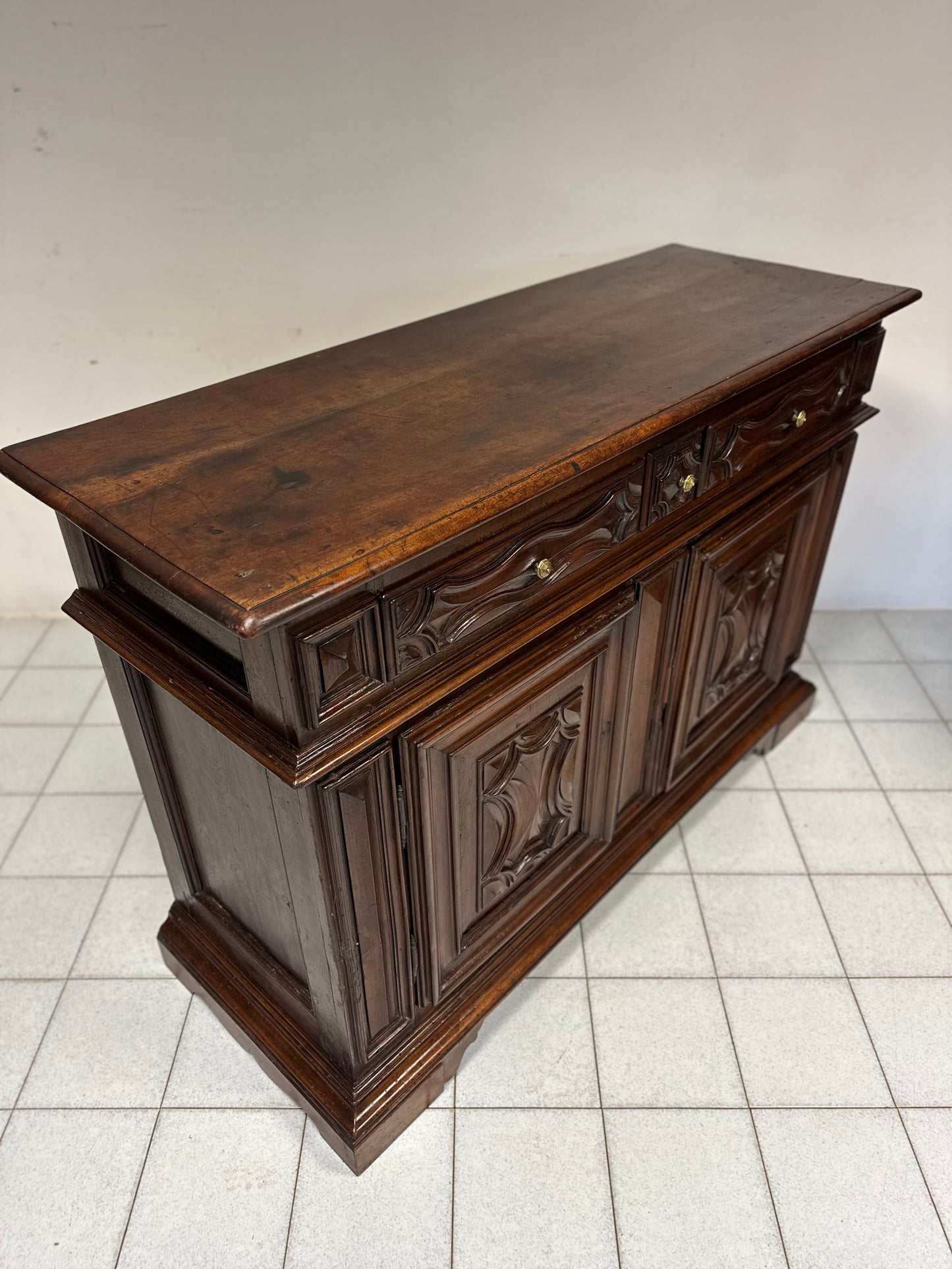 Credenza in noce.  Liguria / Piemonte / inizio XVIII secolo