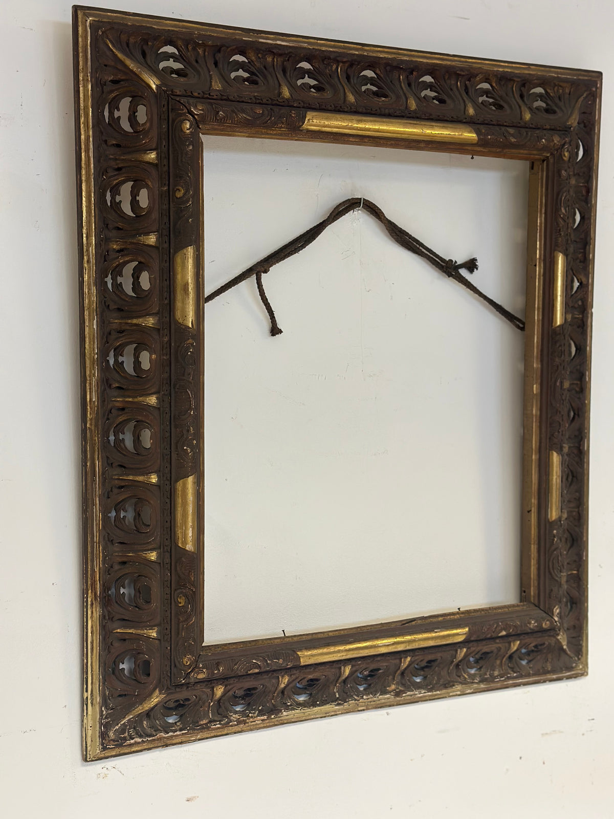 Cornice in legno traforato dorato ebanizzato.
Lombardia prima metà 800. 108 x 92