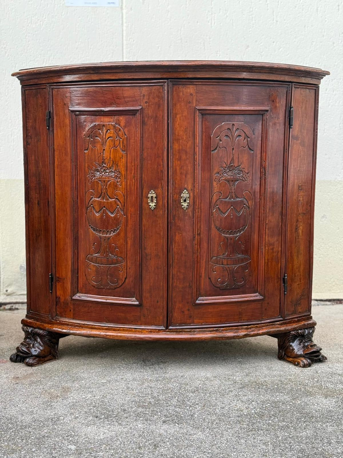 Corner cupboard in walnut curved on the front. Genoa 18th century