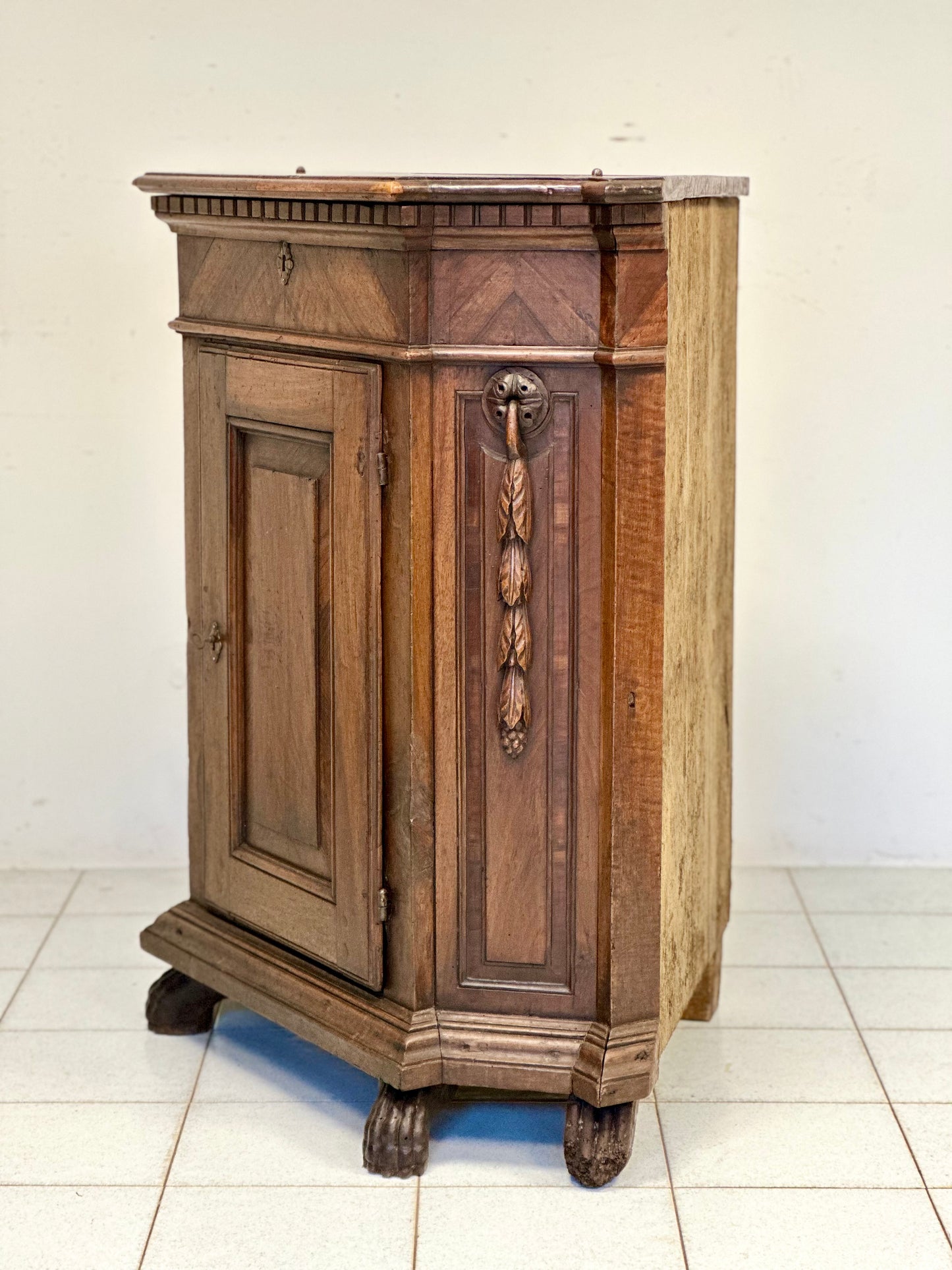 Angoliera Luigi XIV in noce Lombardia 600