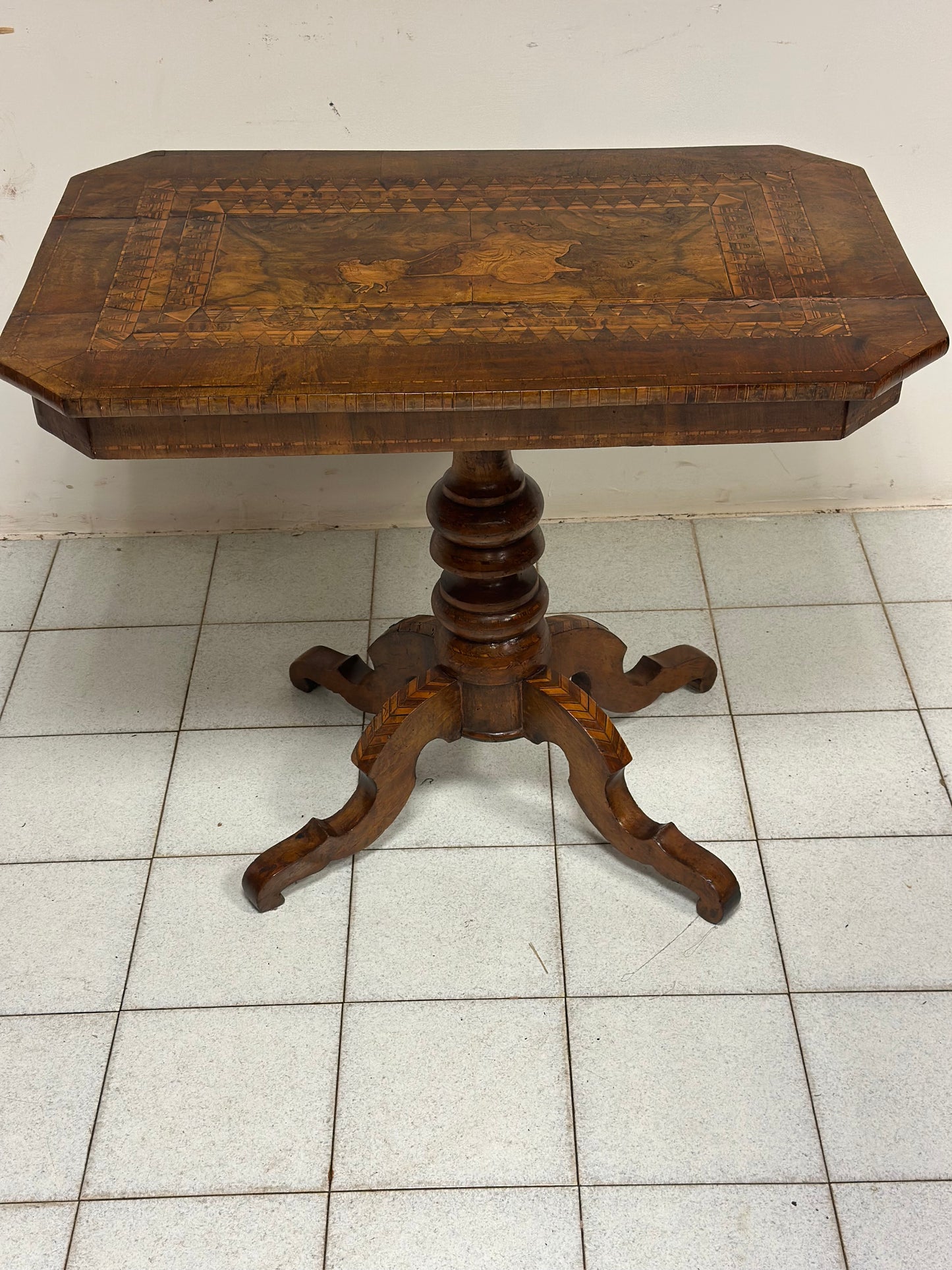 Tavolo intarsiato . Rolo XIX secolo