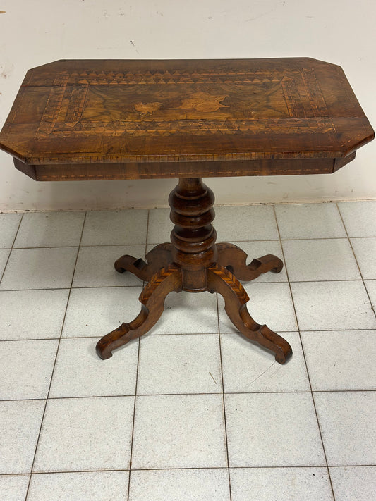 Tavolo intarsiato . Rolo XIX secolo