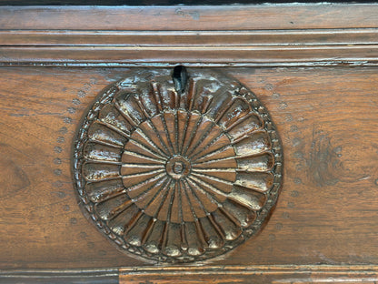 Cassapanca lombarda bresciana scolpita  inizio 600