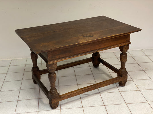 Walnut reel table. Lombardy 17th century