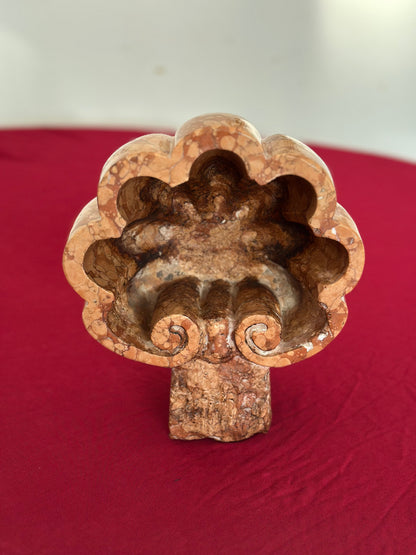 Acquasantiera con forma a conchiglia fine 800 marmo rosso Verona