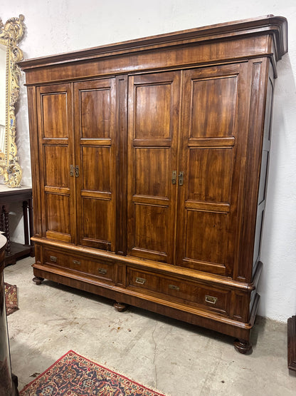 Armadio Carlo X quattro porte lombardo noce .  Milano prima metà 800