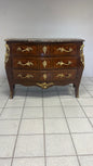 Cassettone a forma bombata bois  de rosa ebano viola 
XIX secolo Napoleone III (restaurato)
