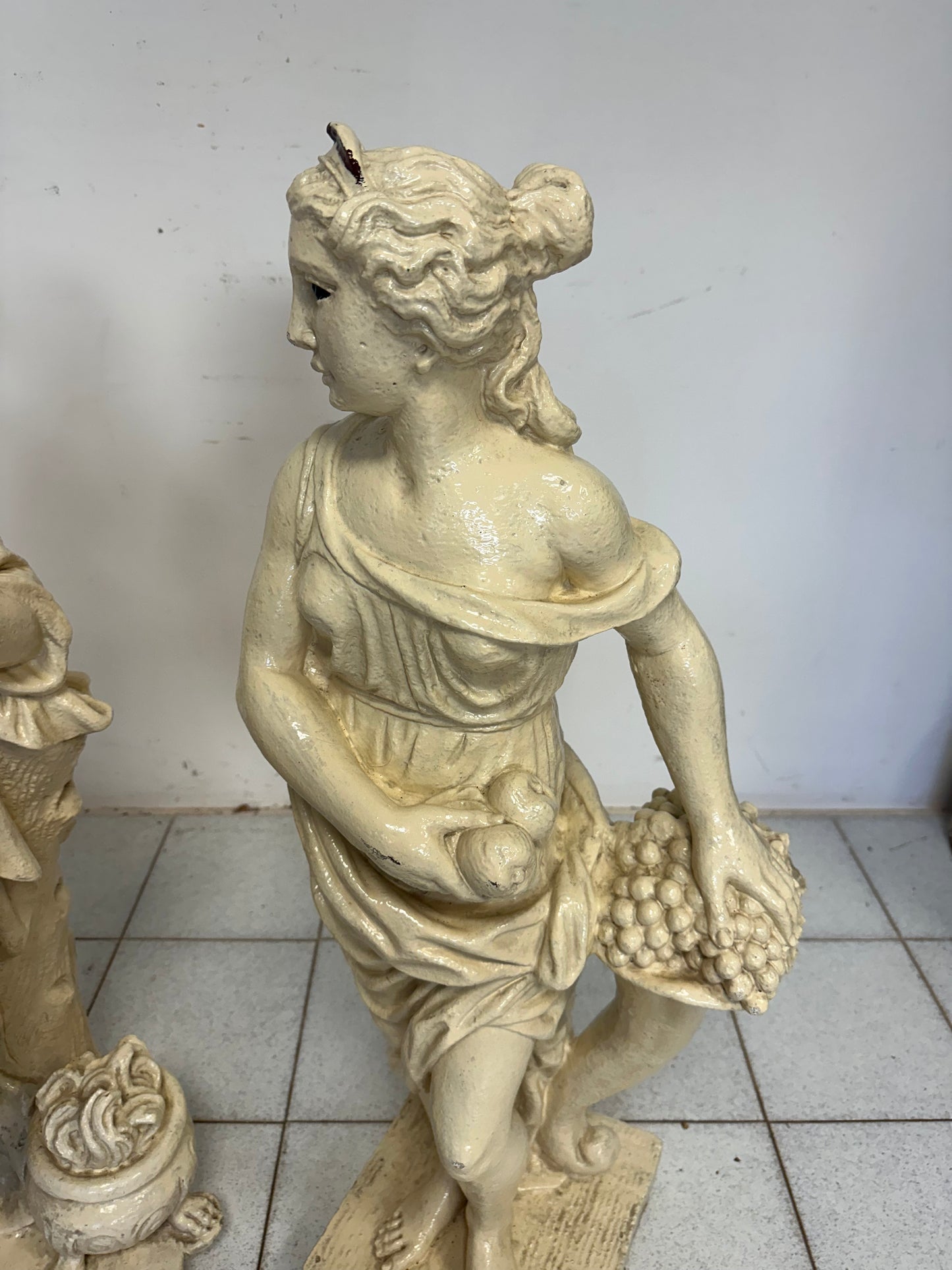 Coppia di statue in graniglia di pietra. Epoca primi 900. H 94 cm
