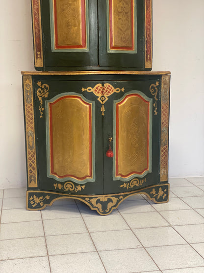 Angoliera Luigi XV bombata in legno laccato e dorato . Inizio XVIII secolo