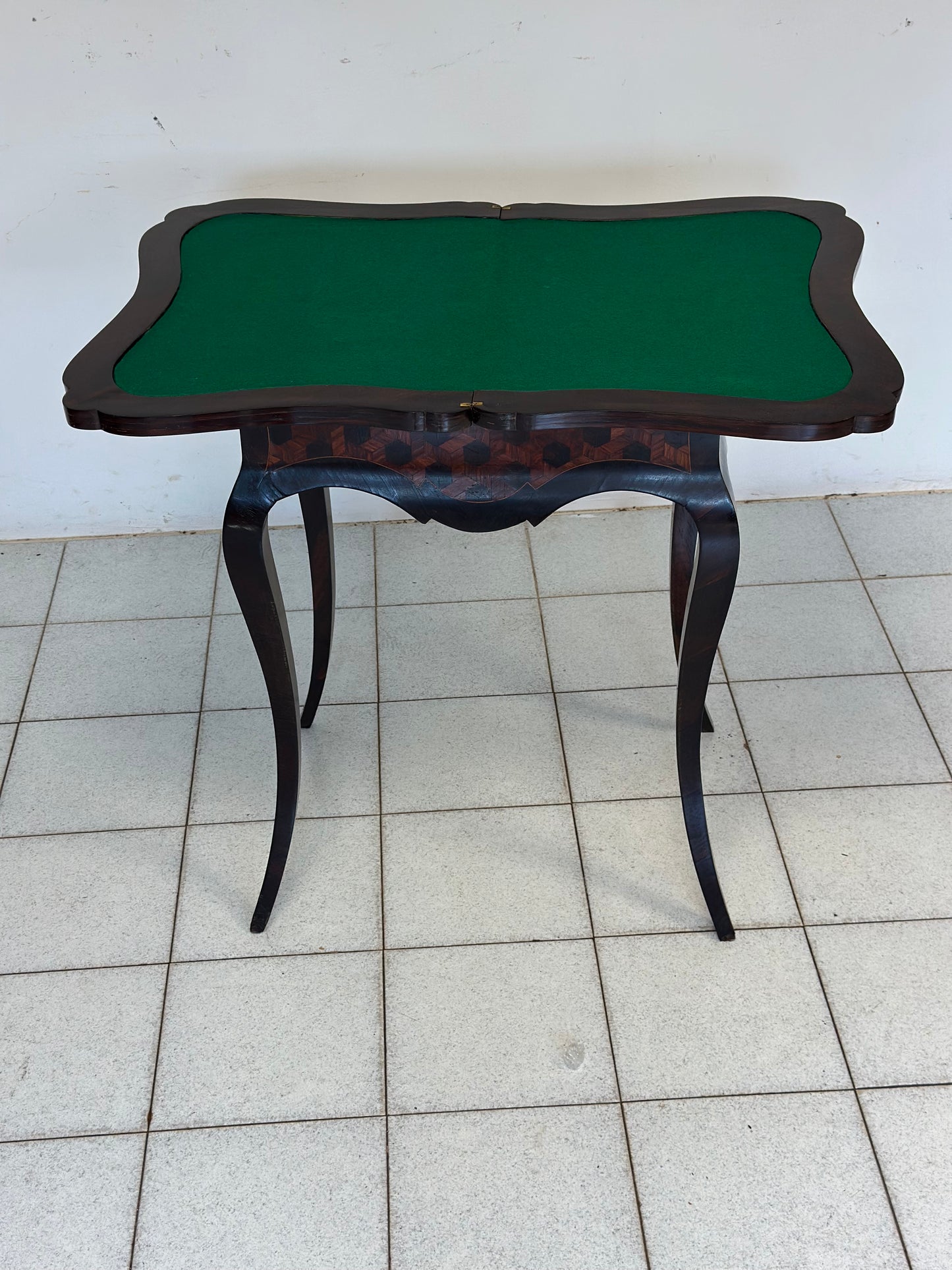 Piccolo tavolo da gioco Carlo X in legno lastronato ed intarsiato in varie essenze. XIX secolo restaurato