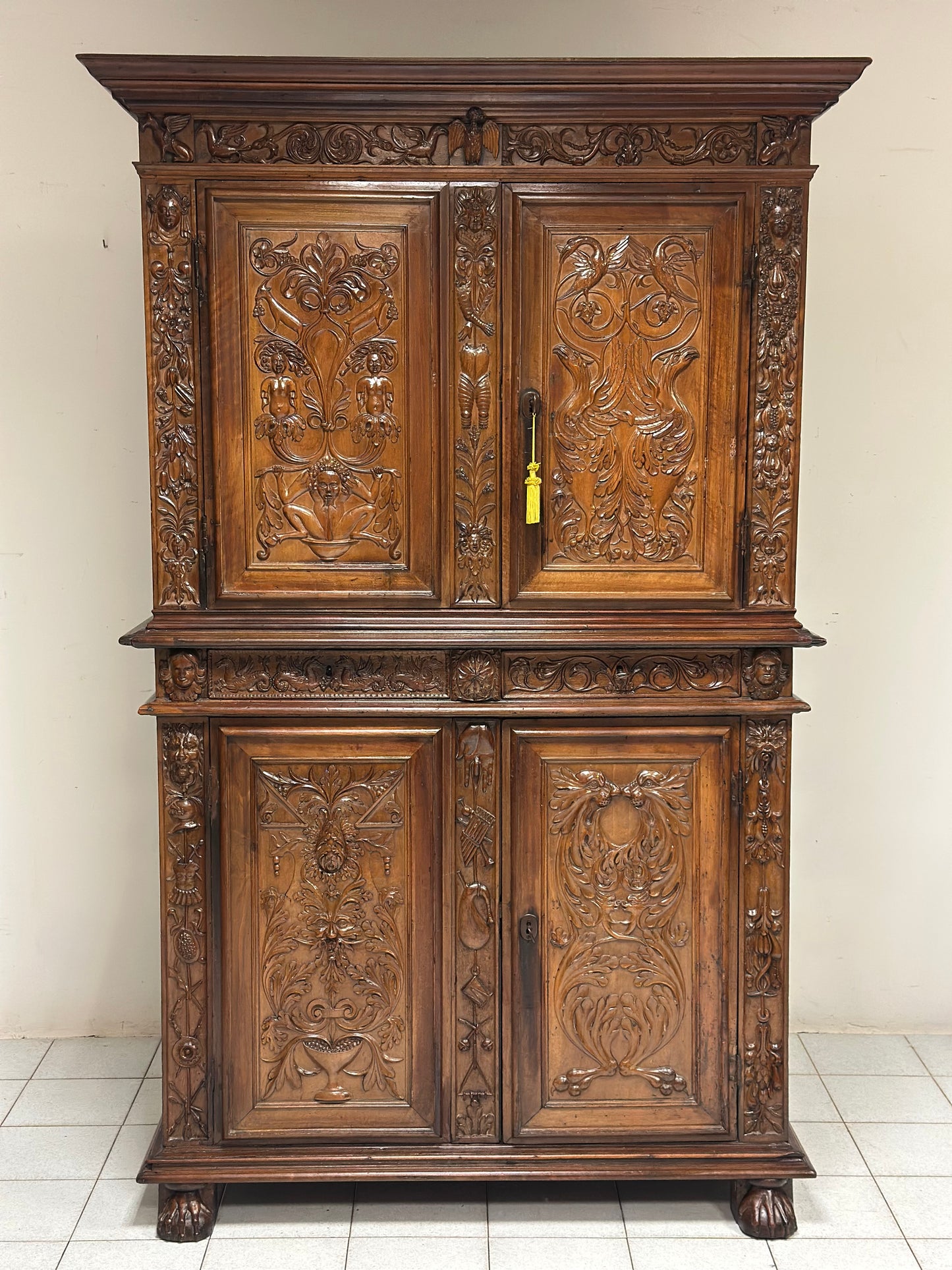 Credenza doppio corpo scolpita . Lombardia XVII secolo