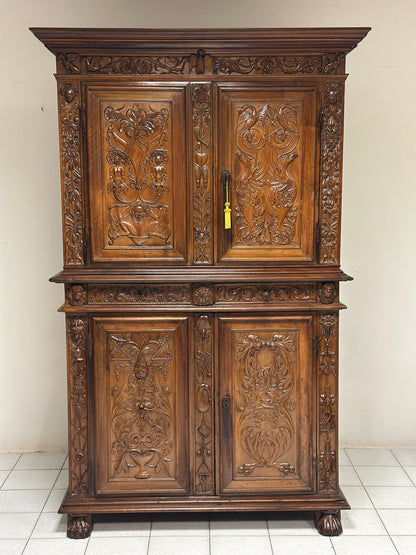 Credenza doppio corpo scolpita . Lombardia XVII secolo