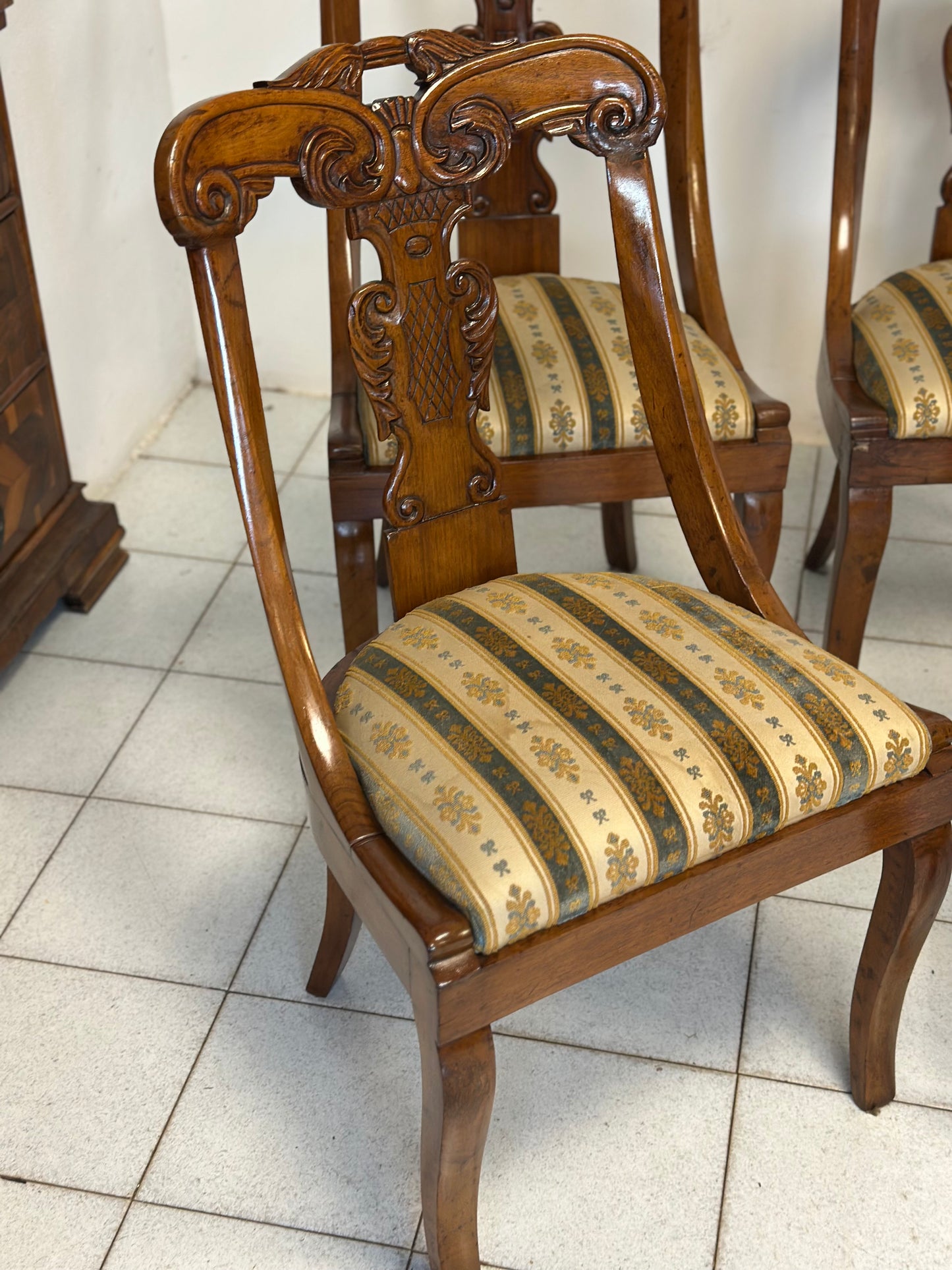 Gruppo di sette sedie a gondola Carlo X lombarde.  Primo 800