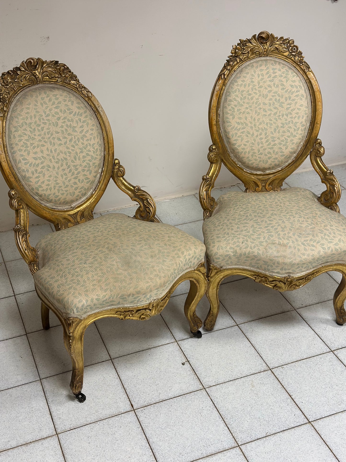 Coppia di poltrone in legno intagliato e dorato.  XIX secolo