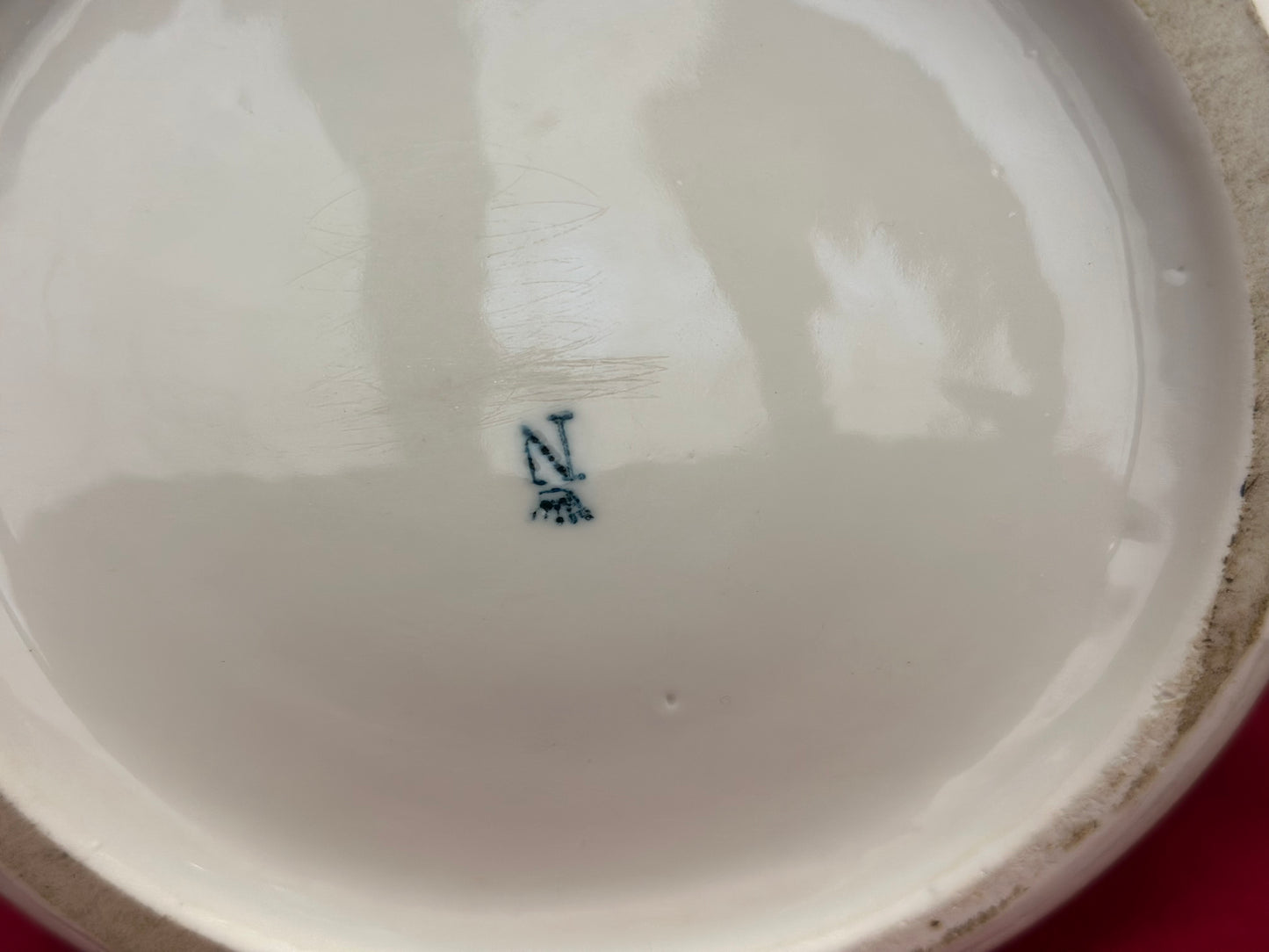 Coppia di vasi con coperchio in porcellana. Capodimonte primi anni 900