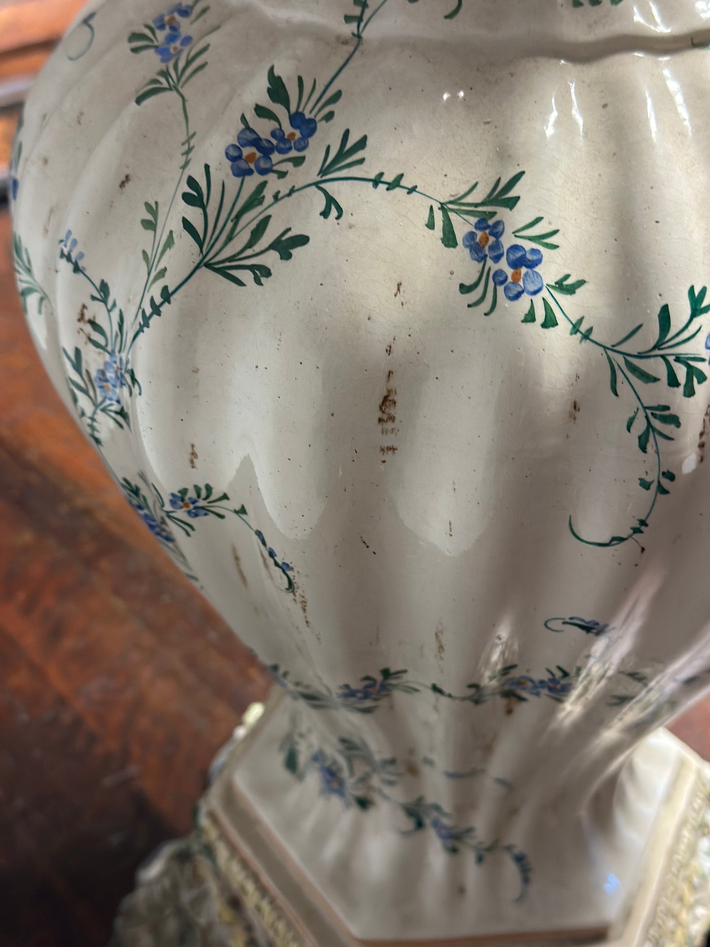 Vaso in maiolica dipinta . Bassano inizio XX secolo