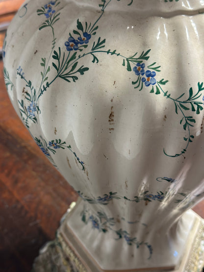 Vaso in maiolica dipinta . Bassano inizio XX secolo