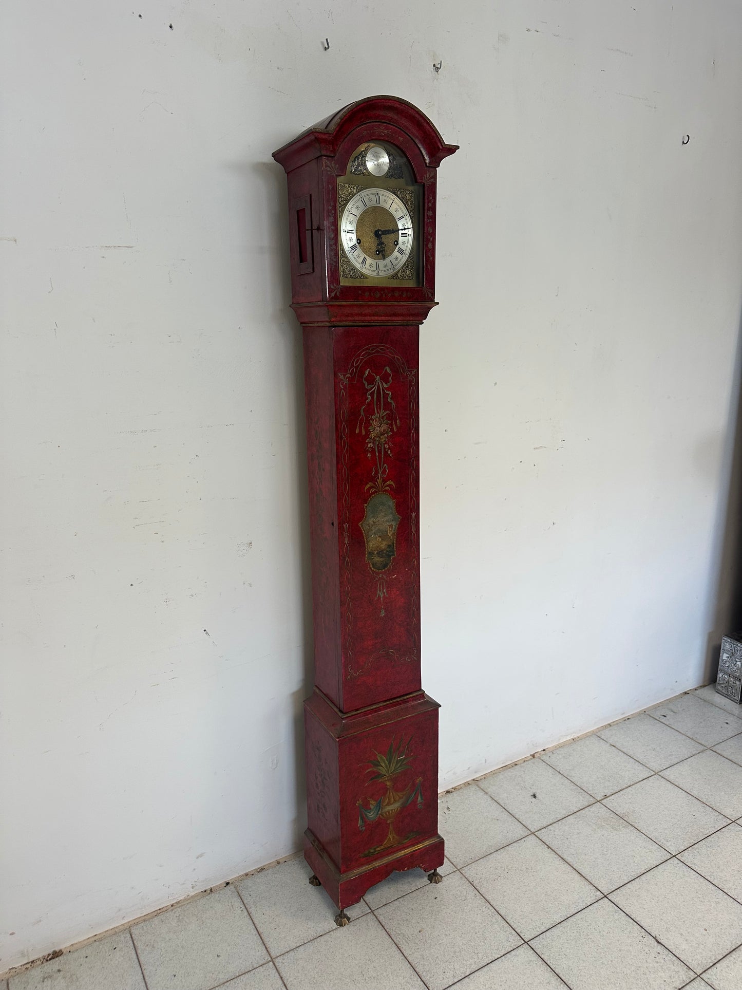 Orologio a pendolo laccato dipinto XX secolo