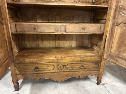 Armadio provenzale in noce . XVIII secolo  ( restaurato )