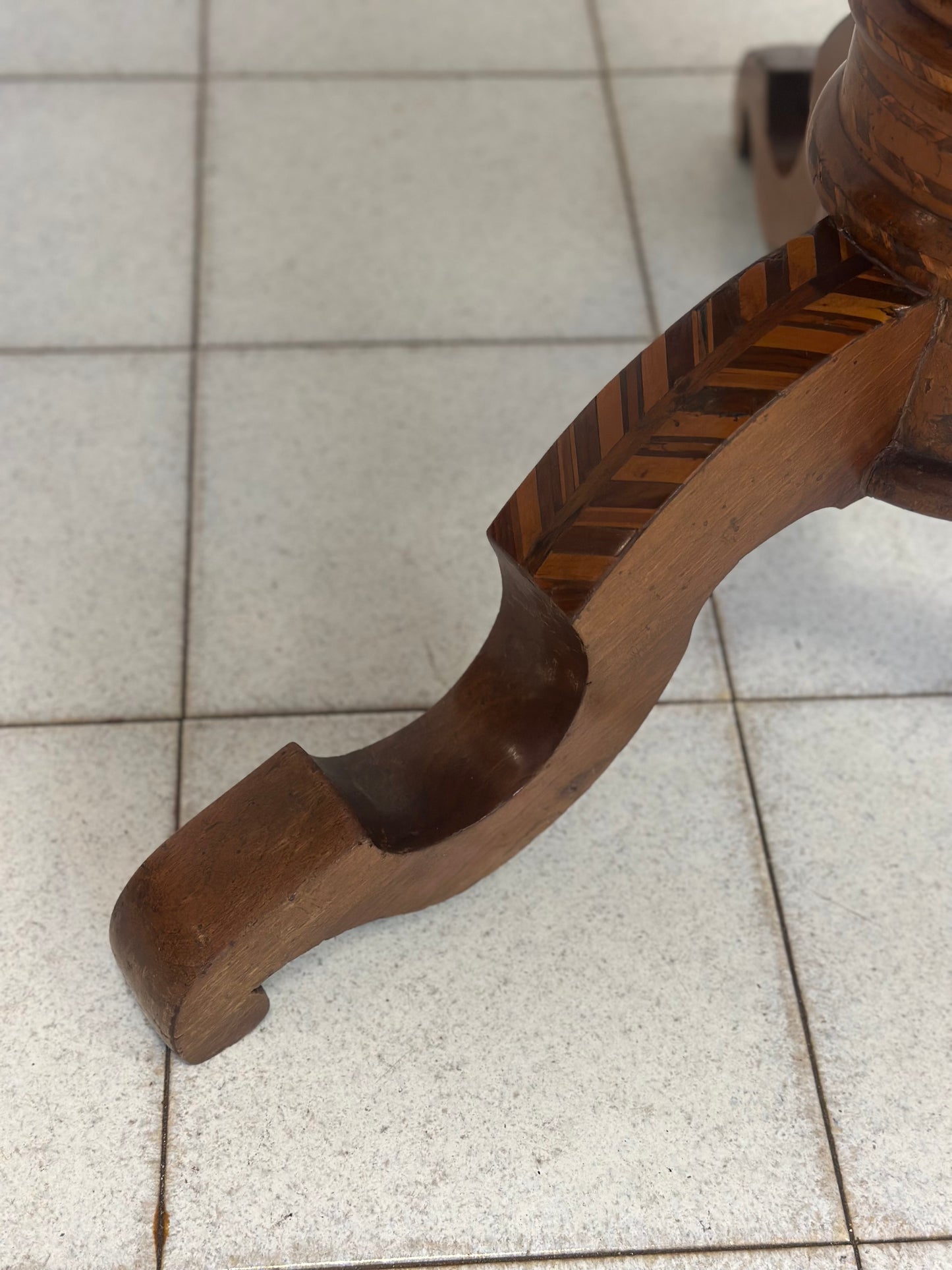 Tavolo intarsiato . Rolo metà 800