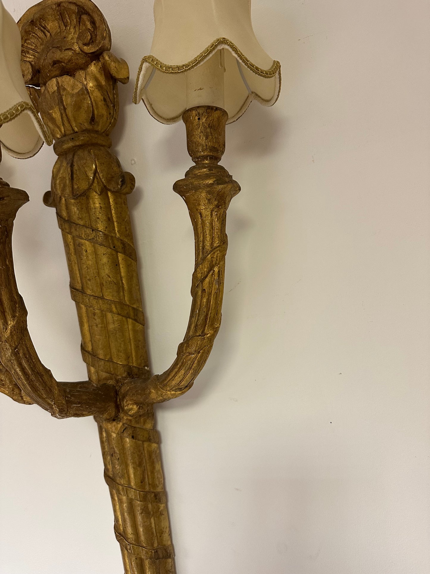 Grande applique Luigi XVI in legno intagliato e dorato