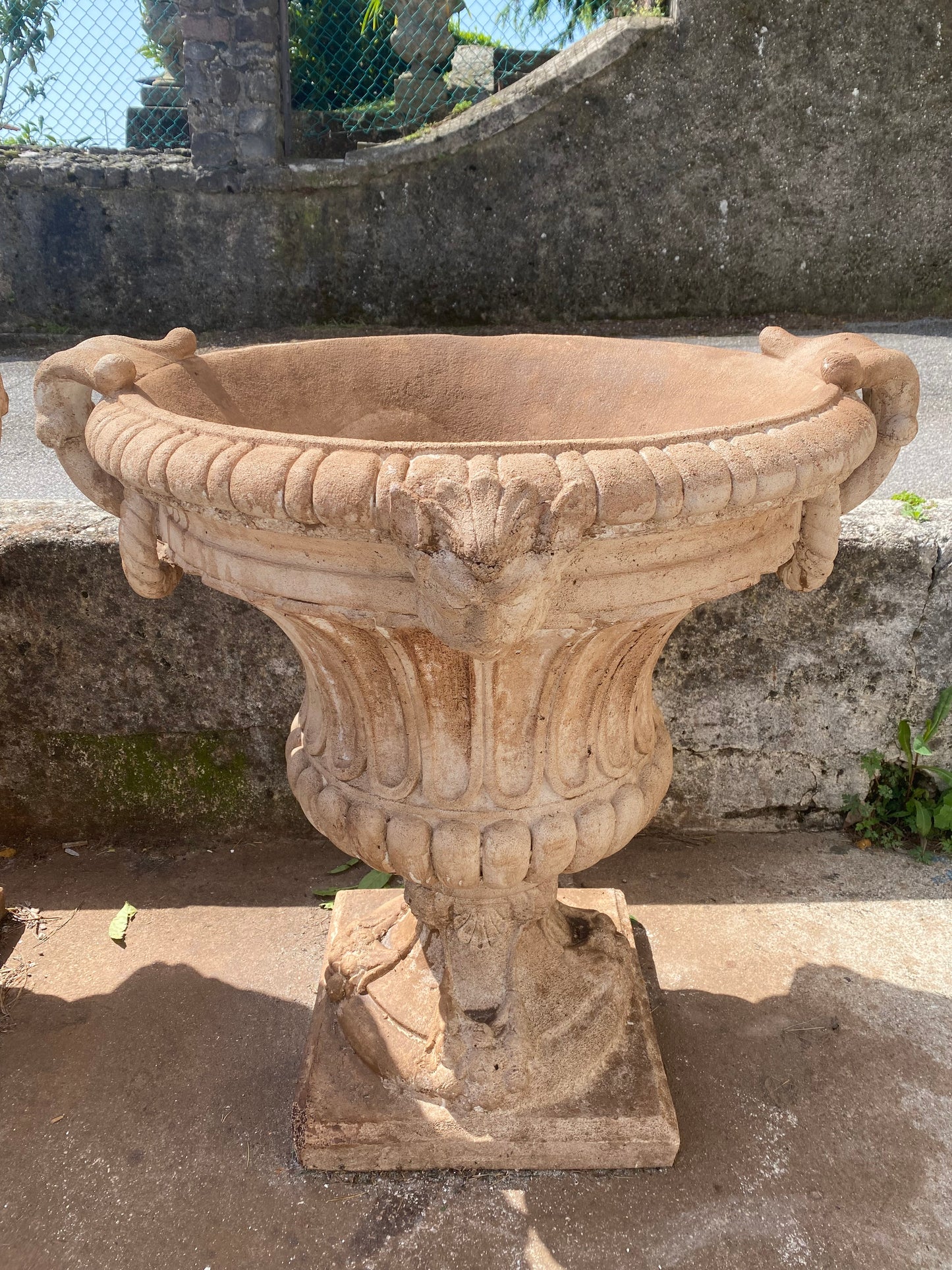 Coppia di grandi vasi in graniglia XX secolo