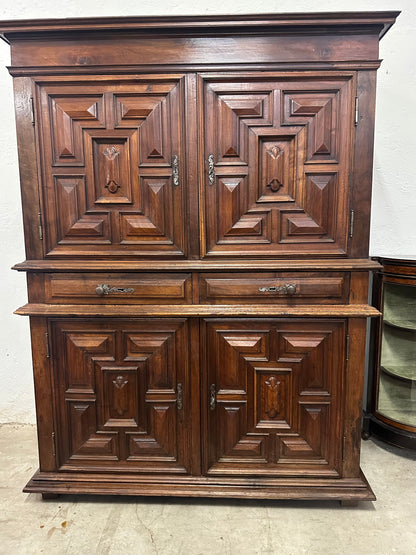 Credenza doppio corpo in noce . XVII secolo