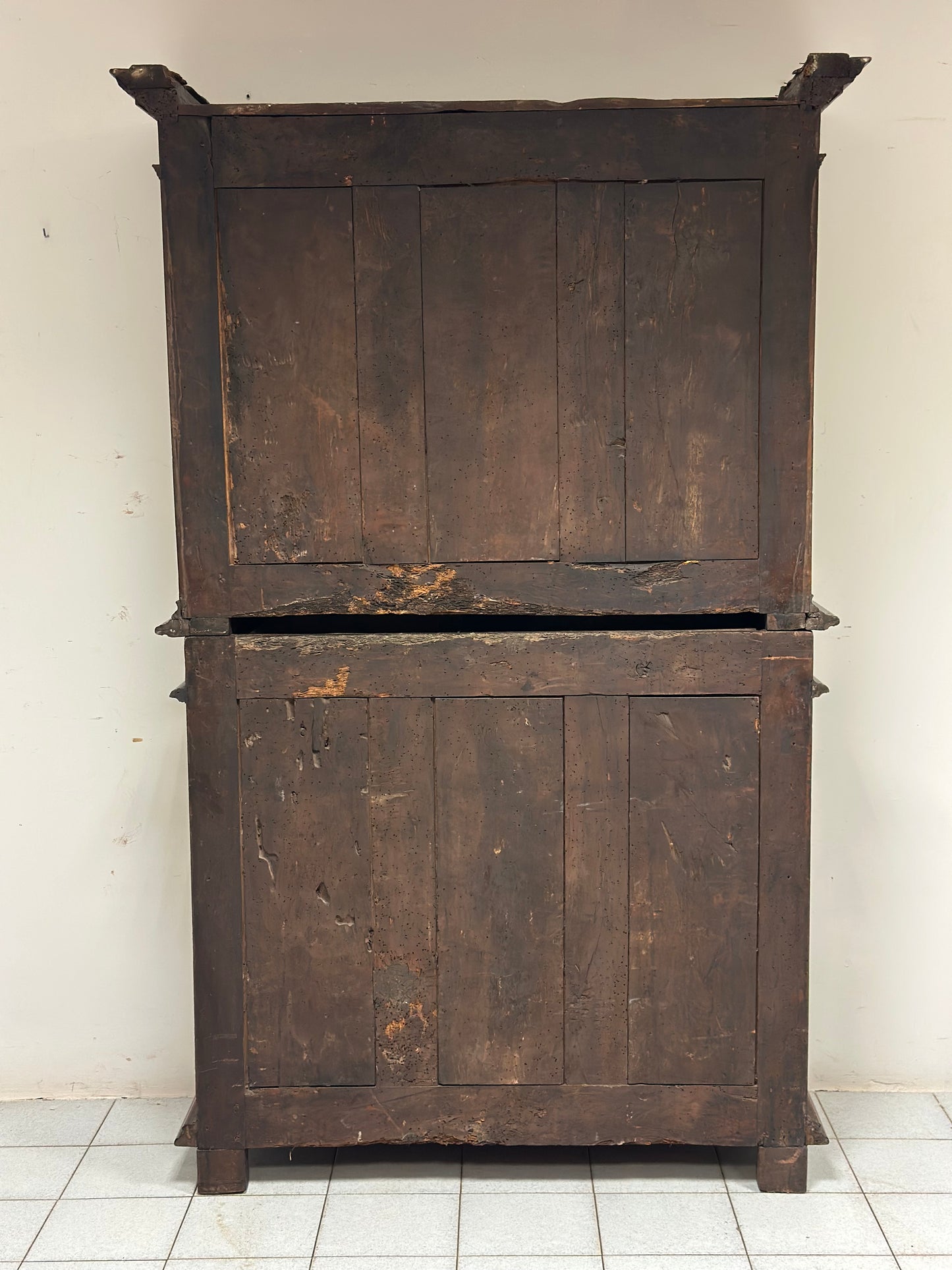 Credenza doppio corpo scolpita . Lombardia XVII secolo