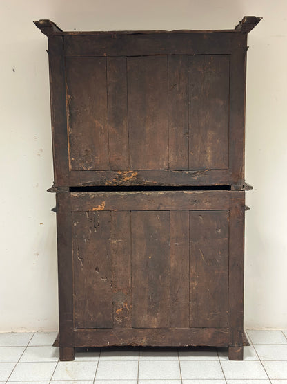 Credenza doppio corpo scolpita . Lombardia XVII secolo
