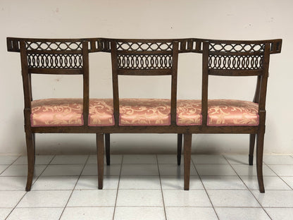 Divano Luigi XVI in noce.  Venezia fine 700