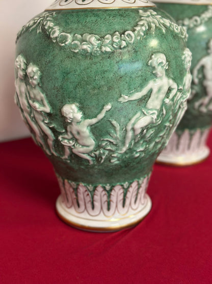 Coppia di vasi con coperchio in porcellana. Capodimonte primi anni 900