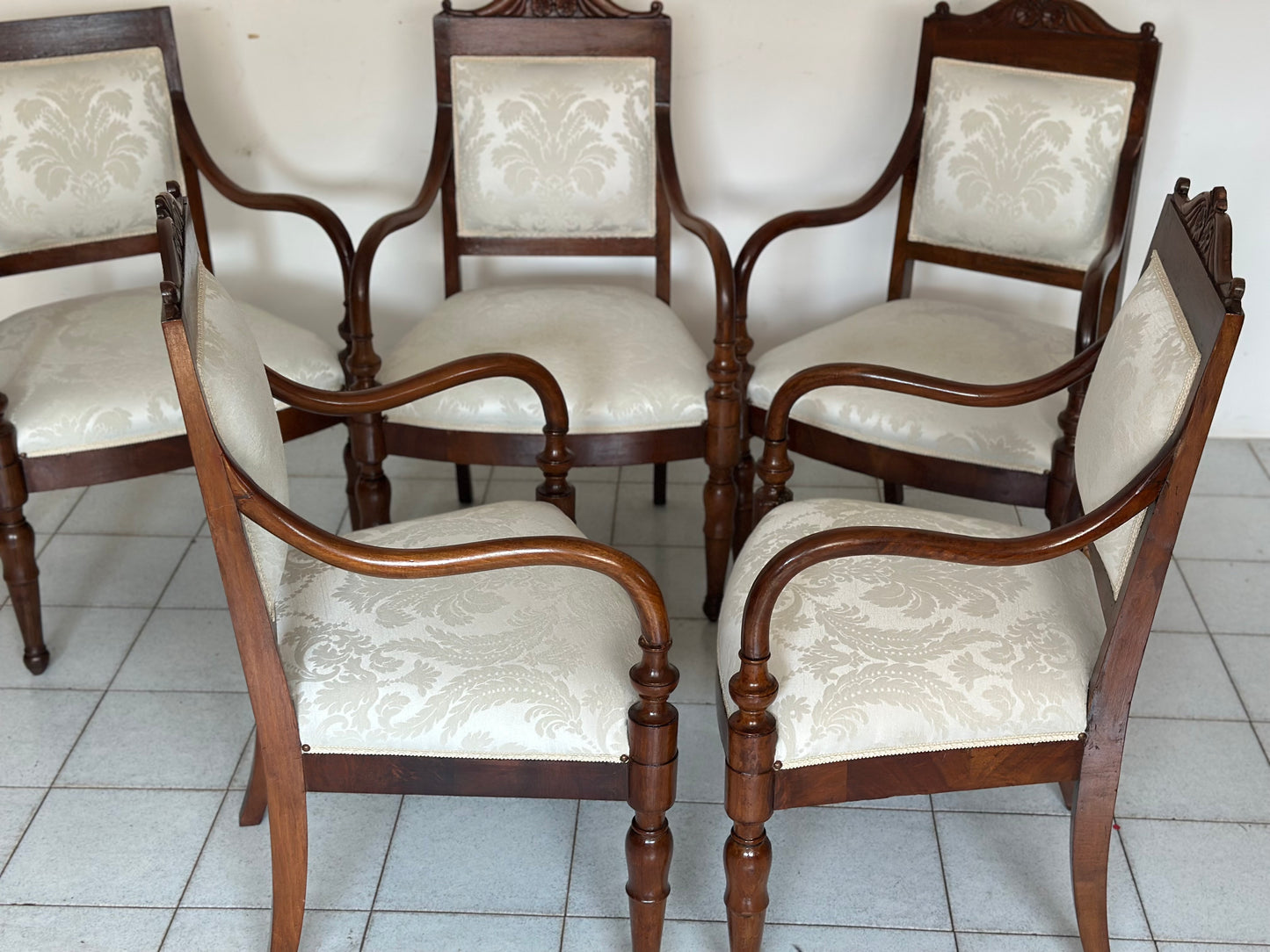 Gruppo di cinque poltrone lombarde Carlo X in noce. Prima metà XIX secolo. Restaurate