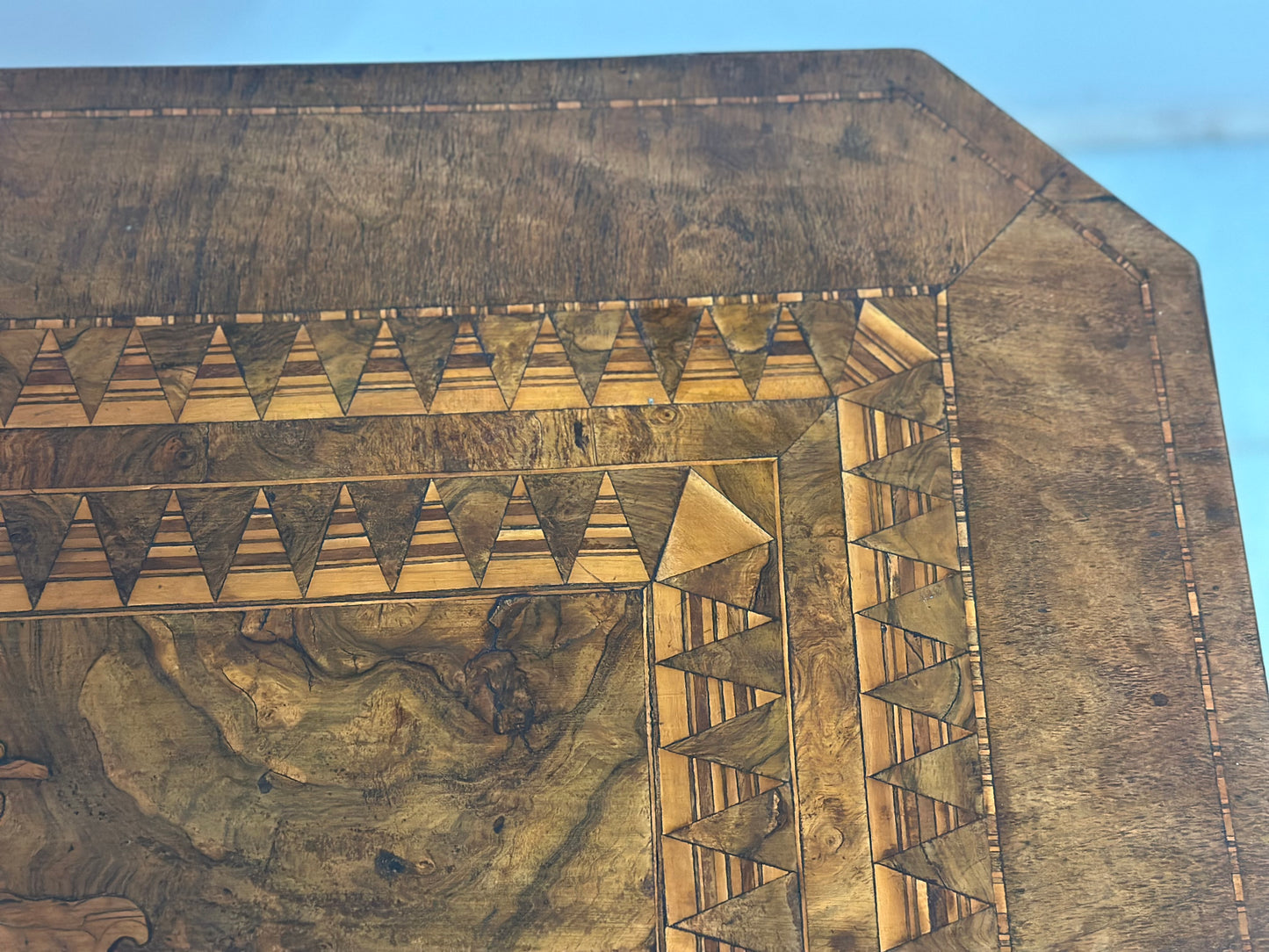 Tavolo intarsiato . Rolo XIX secolo