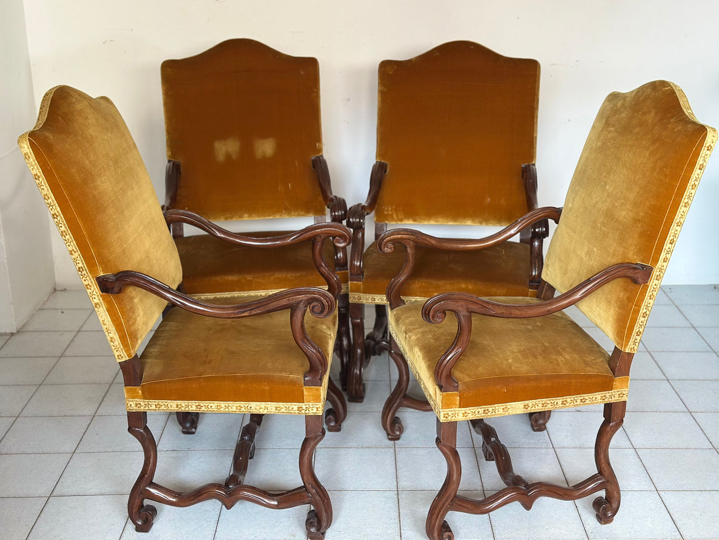 Gruppo di quattro troni  a ossa di montone . Lombardia fine
600