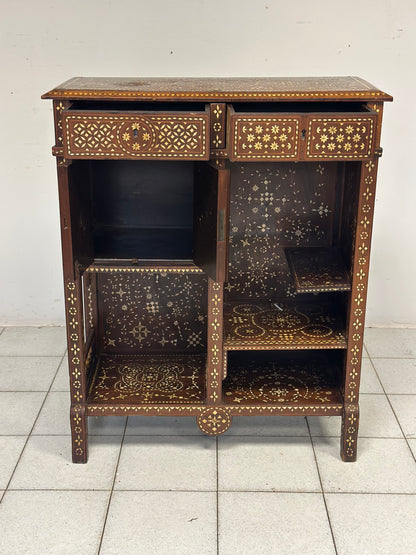 Credenza intarsiata alla maniera di Adriano Brambilla . Milano fine XIX secolo