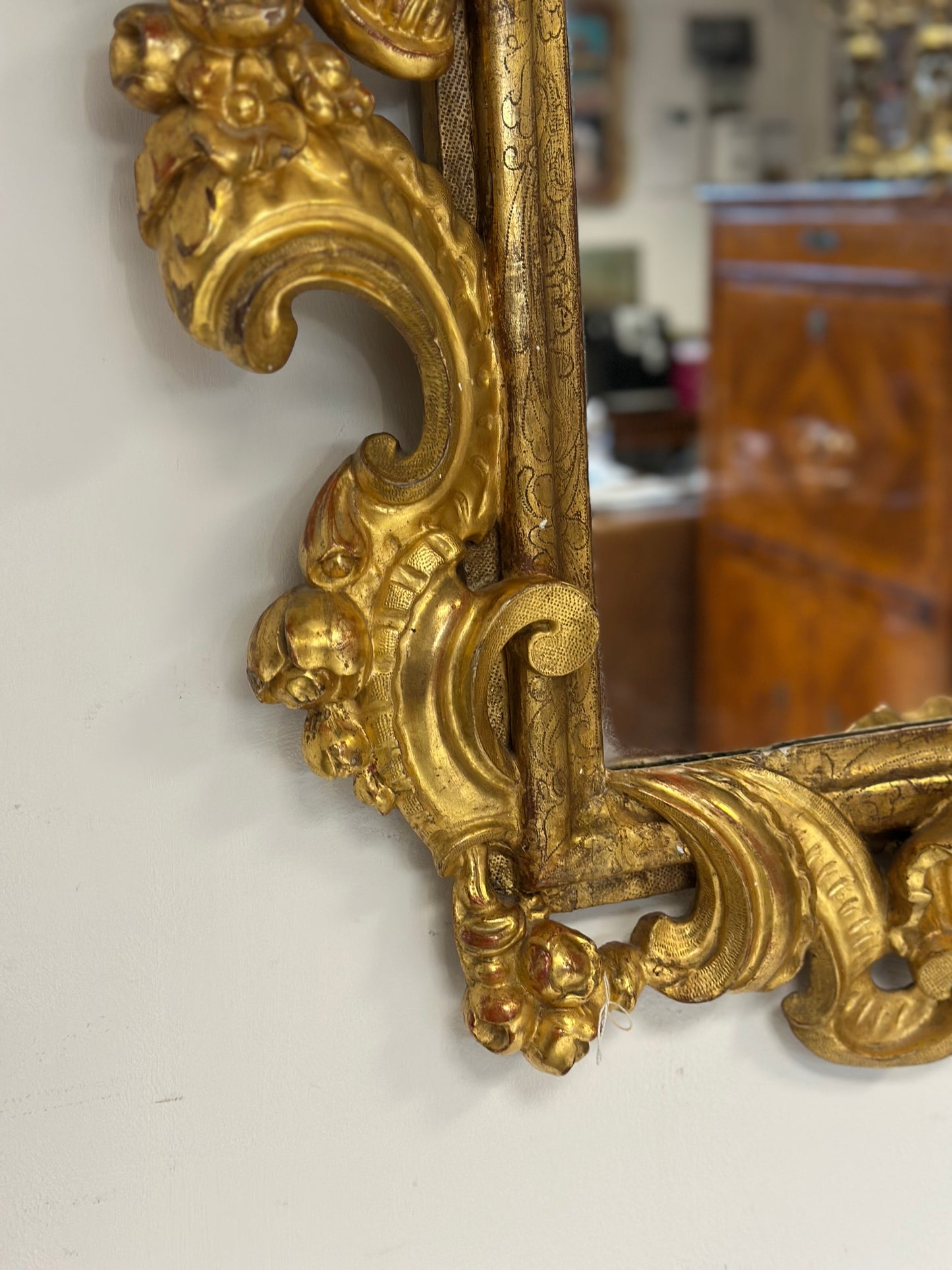 Specchiera emiliana in legno intagliato e dorato   Barocco XVII secolo