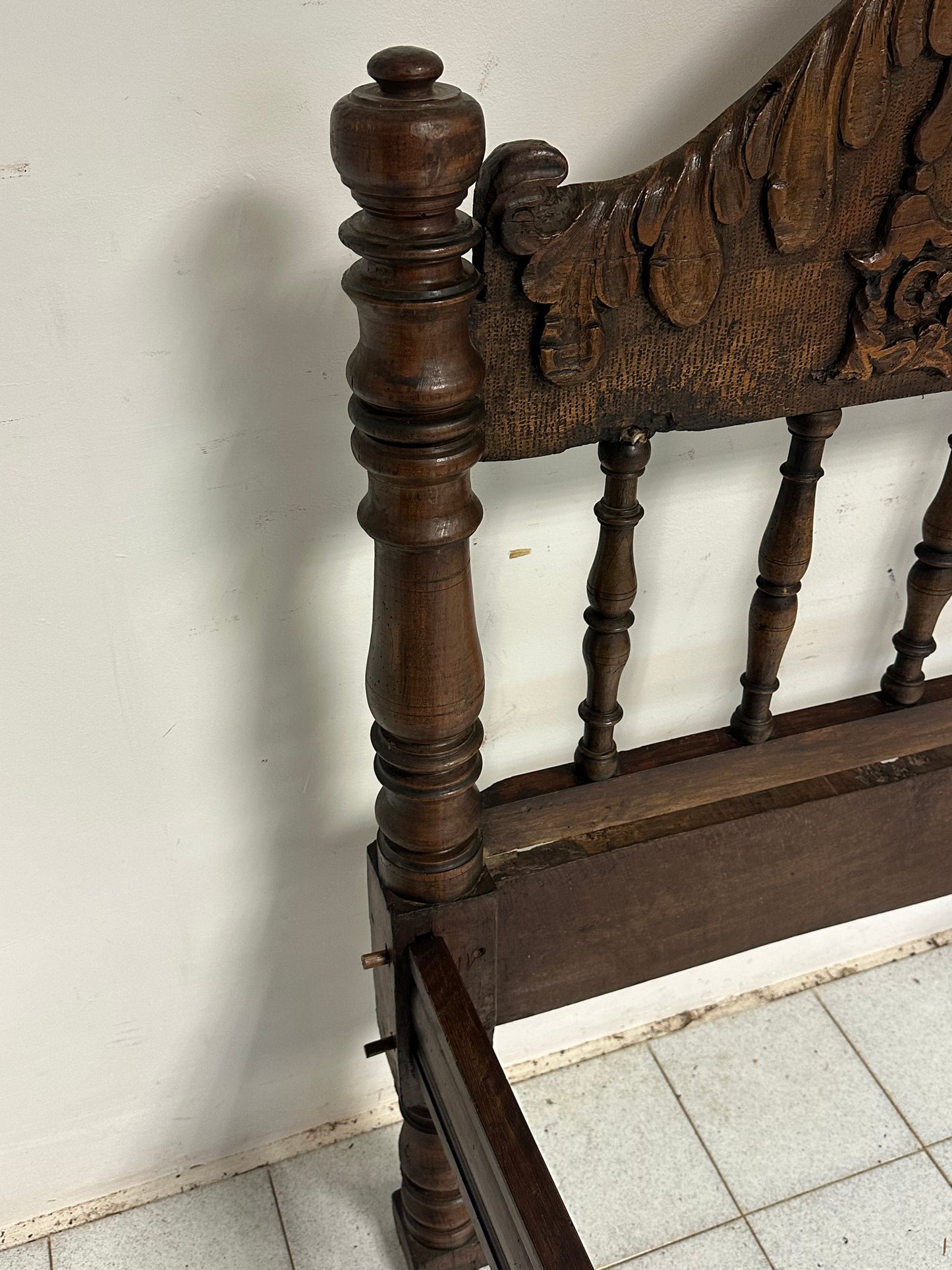 Letto lombardo Luigi XIV in noce . Epoca 600