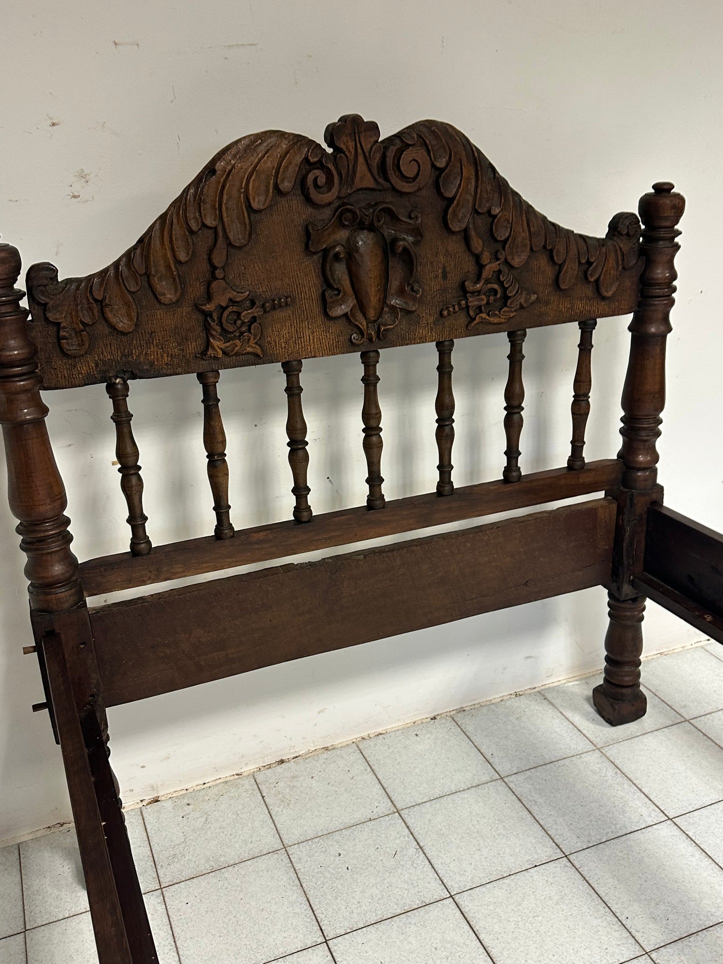 Letto lombardo Luigi XIV in noce . Epoca 600