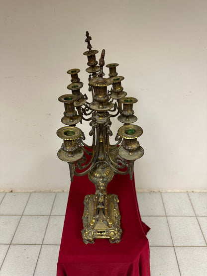 Coppia di candelieri in bronzo dorato . XIX secolo.