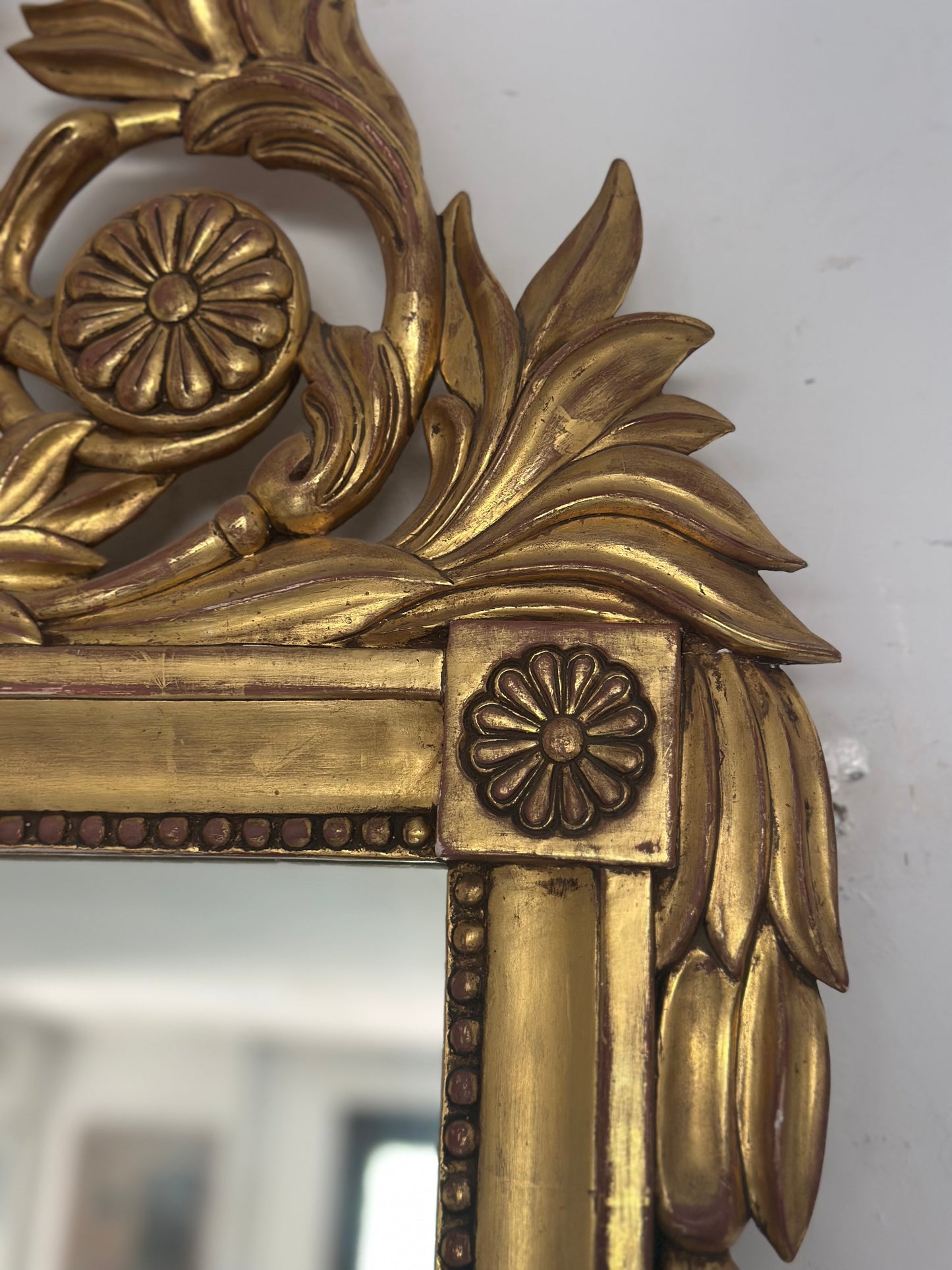 Specchiera in legno intagliato e dorato a foglia.   Toscana epoca impero  prima metà 800