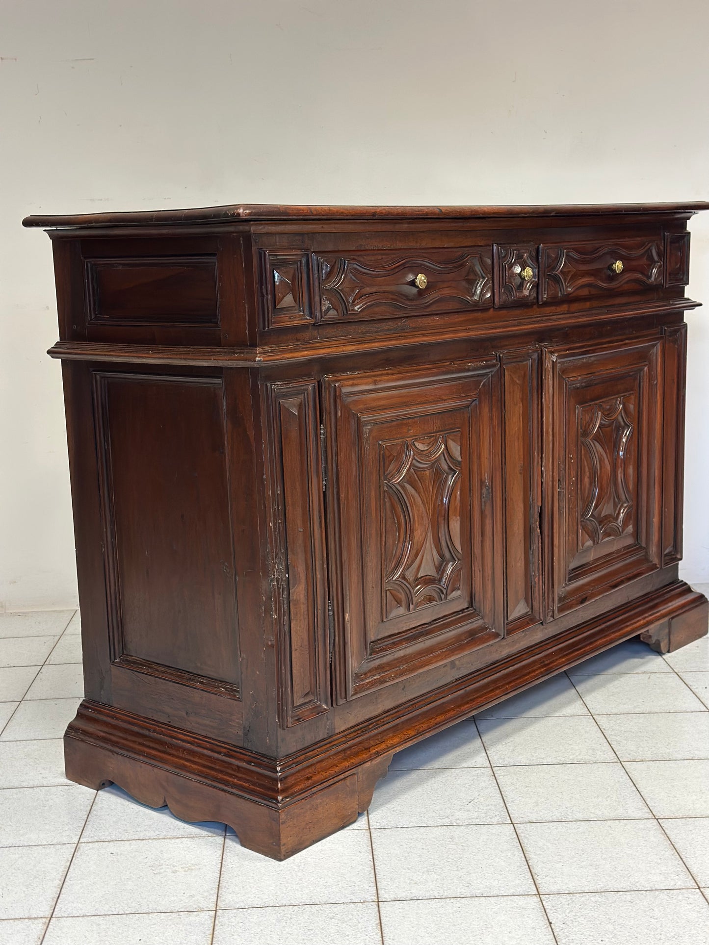 Credenza in noce.  Liguria / Piemonte / inizio XVIII secolo