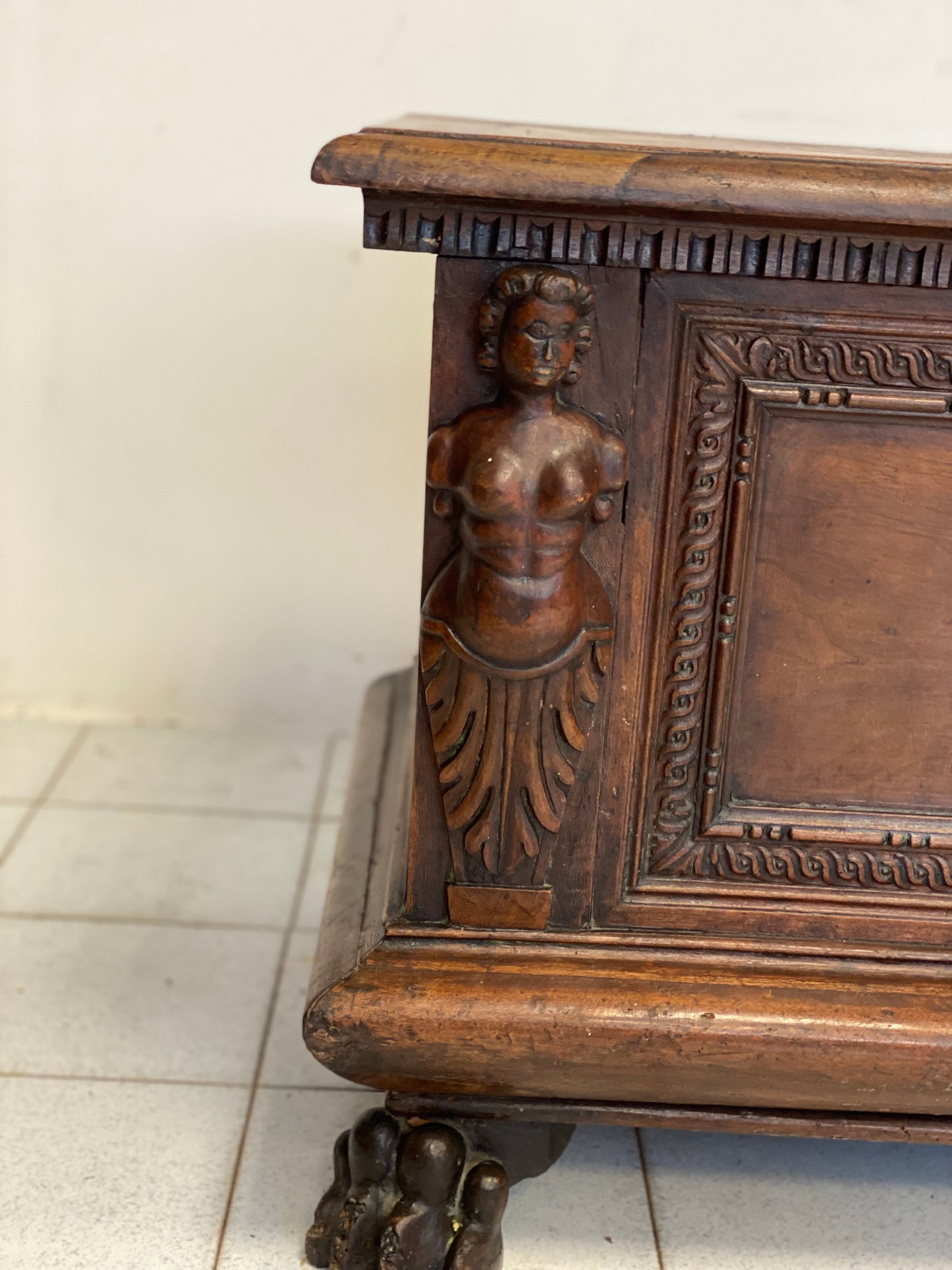 Cassapanca in Noce del 1600 con Cariatidi. Brescia Bergamo XVII