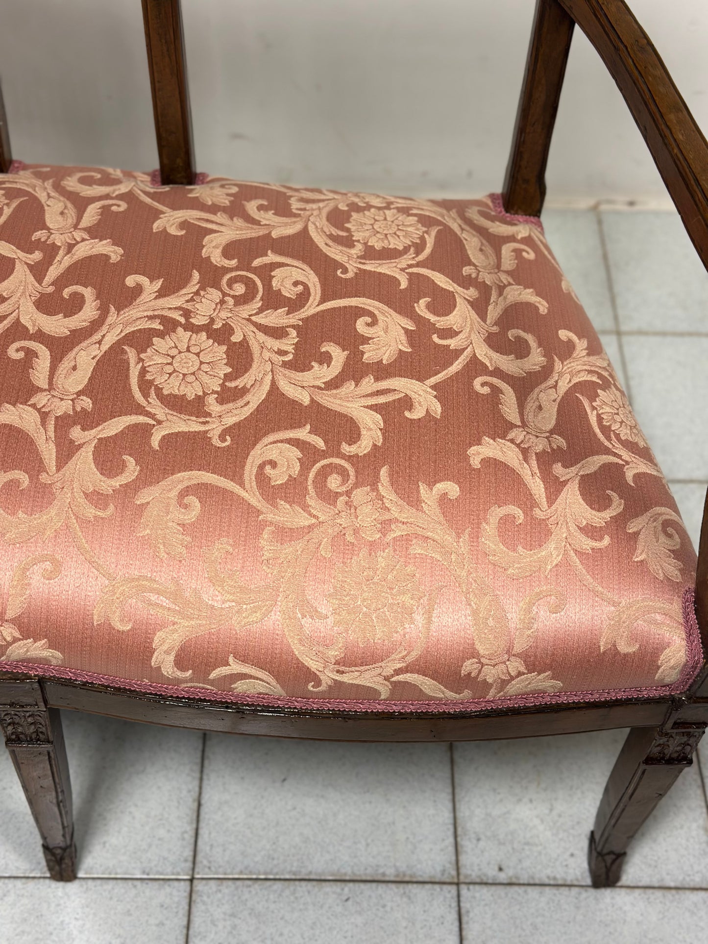 Divano Luigi XVI in noce.  Venezia fine 700