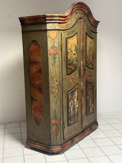 Armadio dipinto laccato tirolese con cappello a gendarme
epoca metà 700.